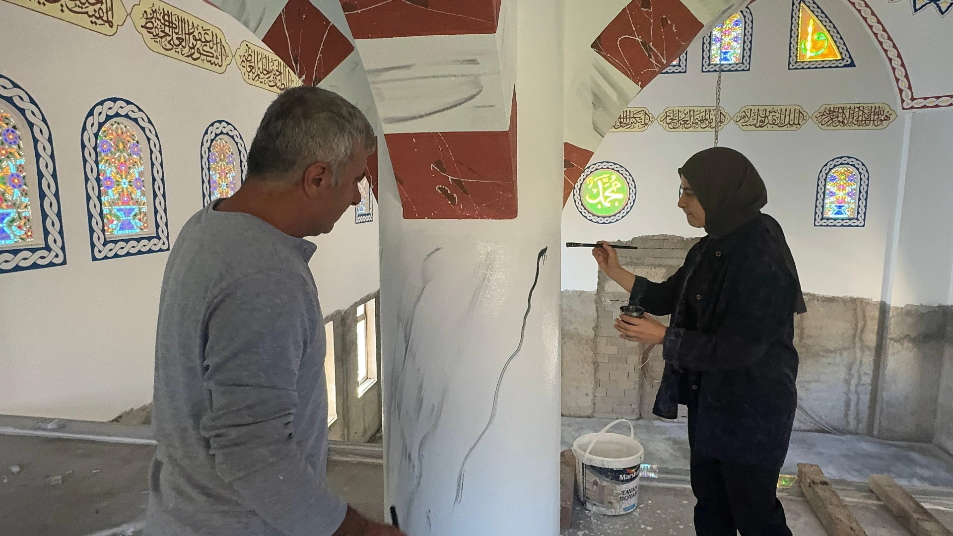Camilerin duvarlarını el emeğiyle süslüyorlar