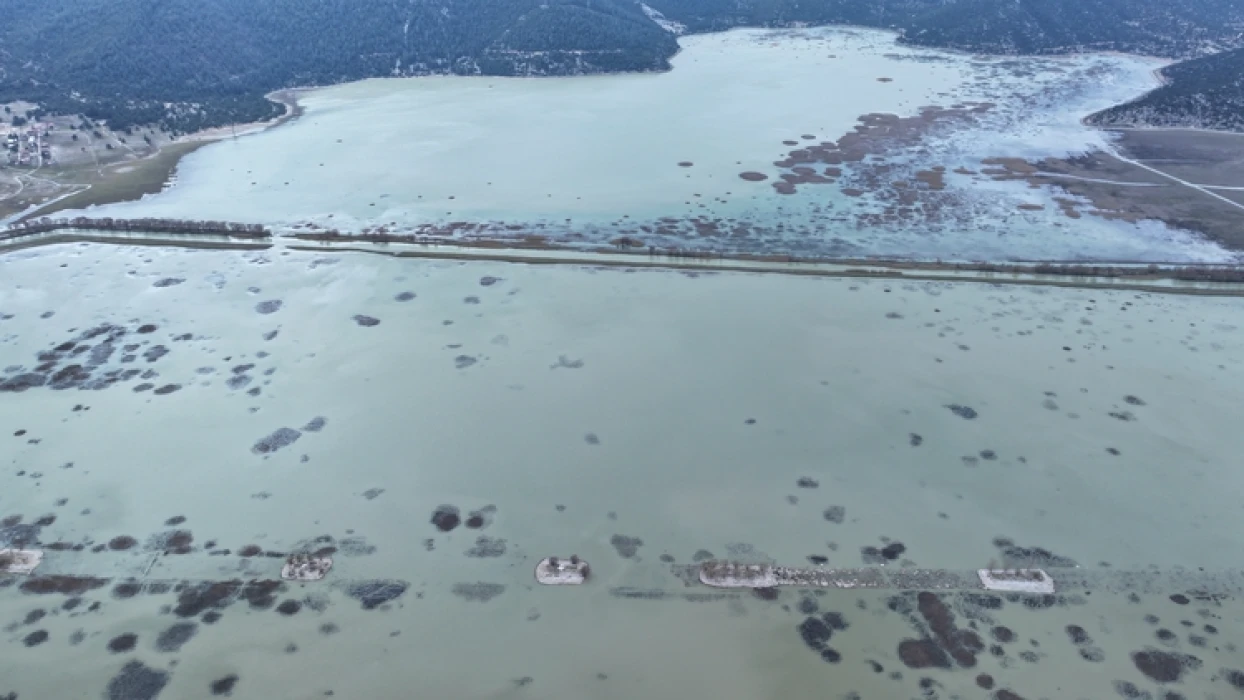 Yaz aylarında kuruyan Avlan Gölü, yağışların ardından yeniden su tuttu