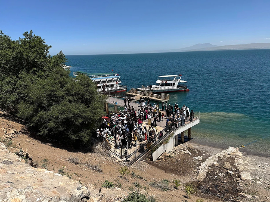 Van Gölü'ndeki Akdamar Adası'nı bu yıl yaklaşık 60 bin kişi ziyaret etti