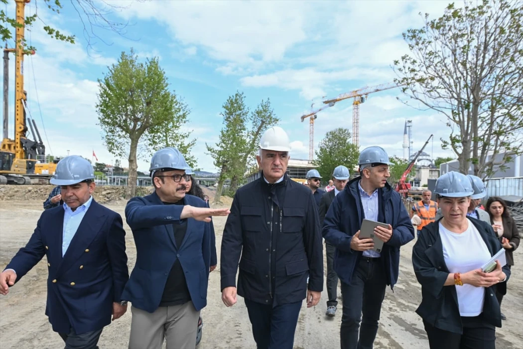 Bakan Ersoy Haydarpaşa Garı'ndaki restorasyon çalışmalarını inceledi