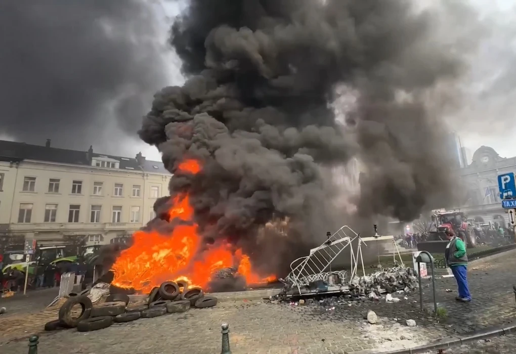 AB Liderler Zirvesi'ne kadar gittiler! Çiftçiler lastikleri ateşe verdi