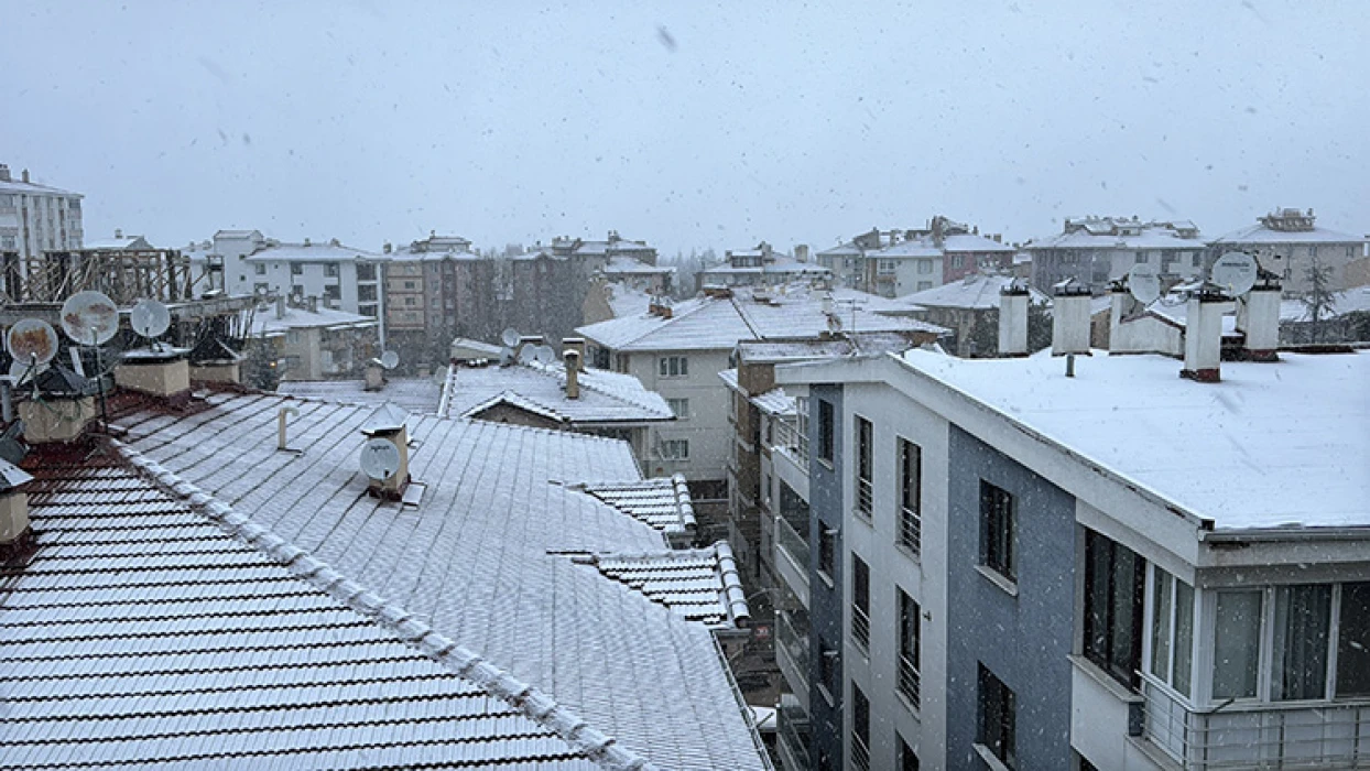 Bazı illerde kar etkili oluyor: Ankara’nın yüksek kesimleri beyaza büründü