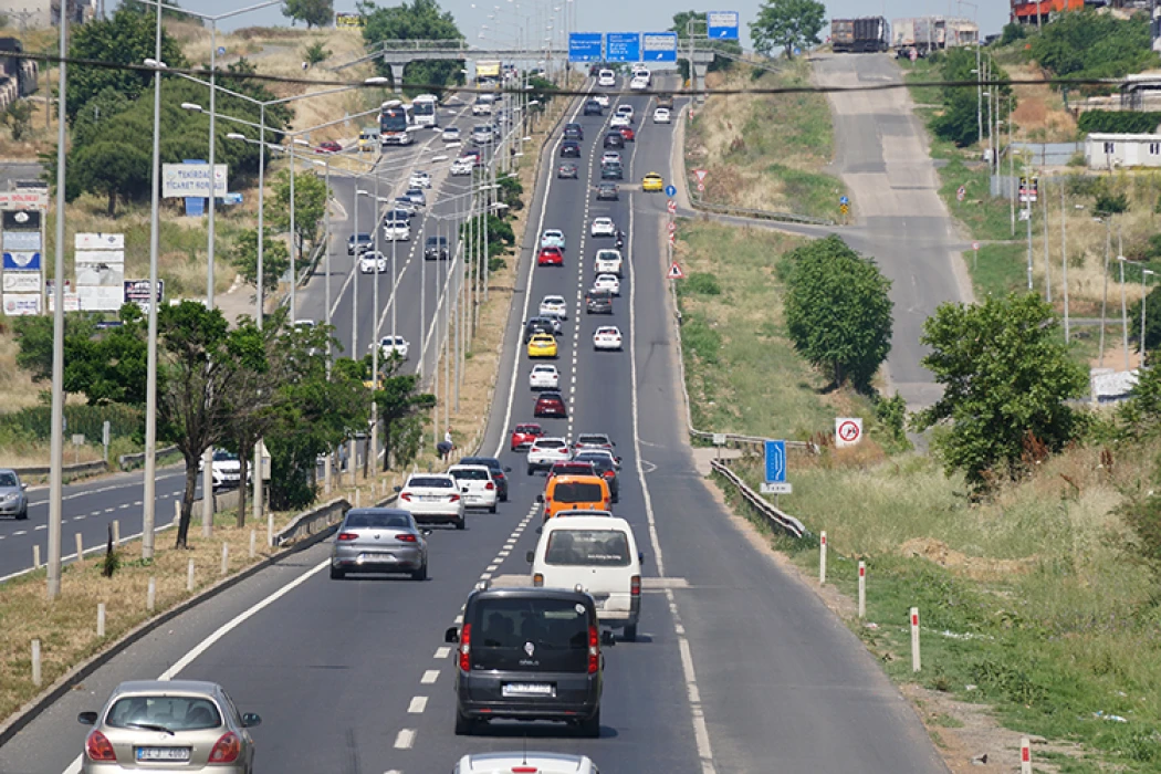 Tatilciler İstanbul'a dönüş yolunda: Trafik yoğunluğu kameraya yansıdı
