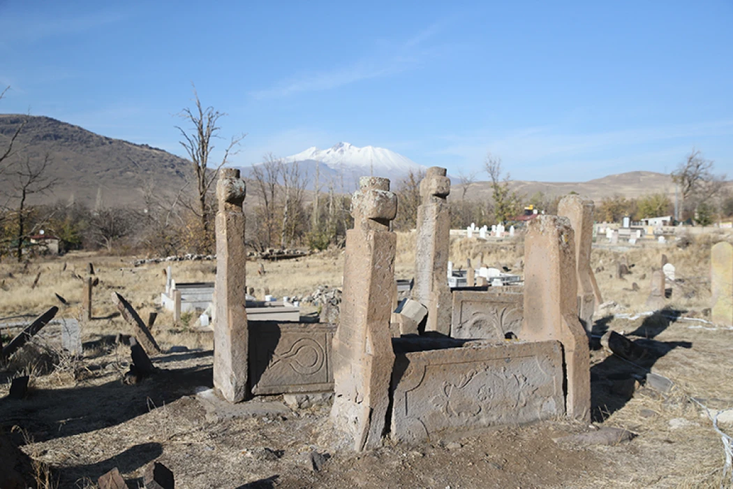 Kayseri'de Türk boyları ve Osmanlı dönemi bezemeli mezar taşları belgelendi