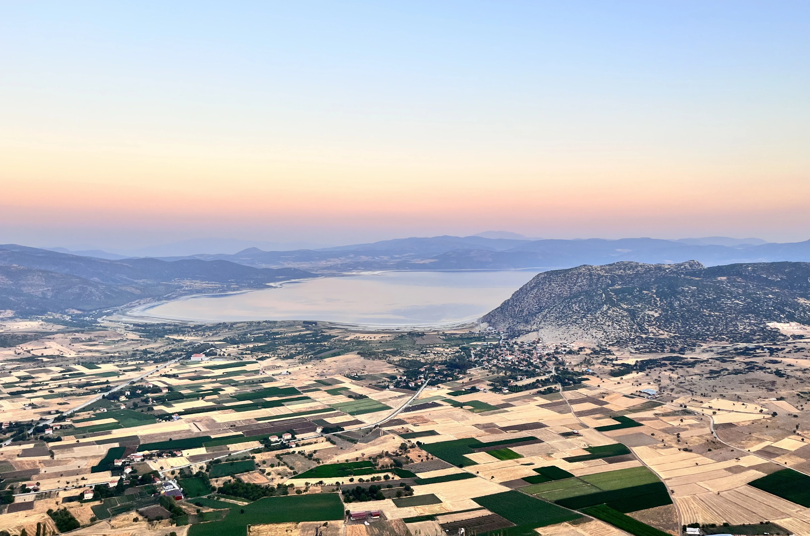 Turistler Salda Gölünü balondan seyrediyor