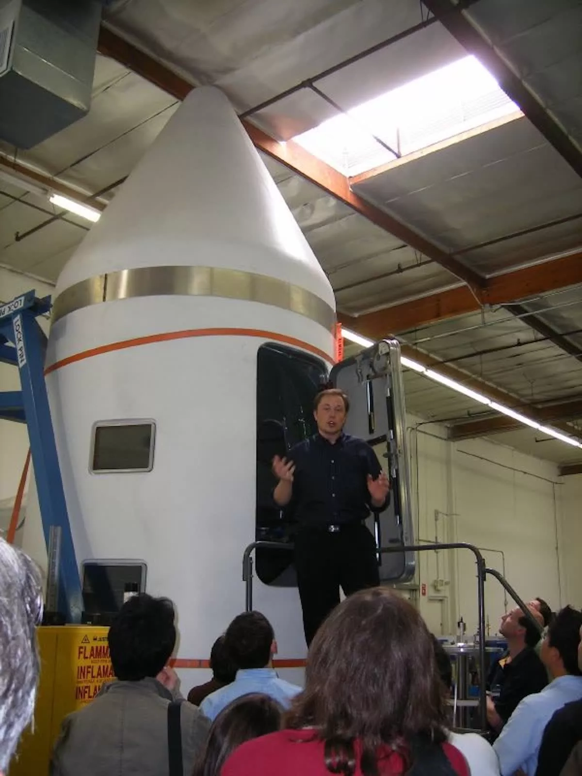 Musk ve Bezos, uzayda yakıt istasyonu inşa etmek için yarışıyor