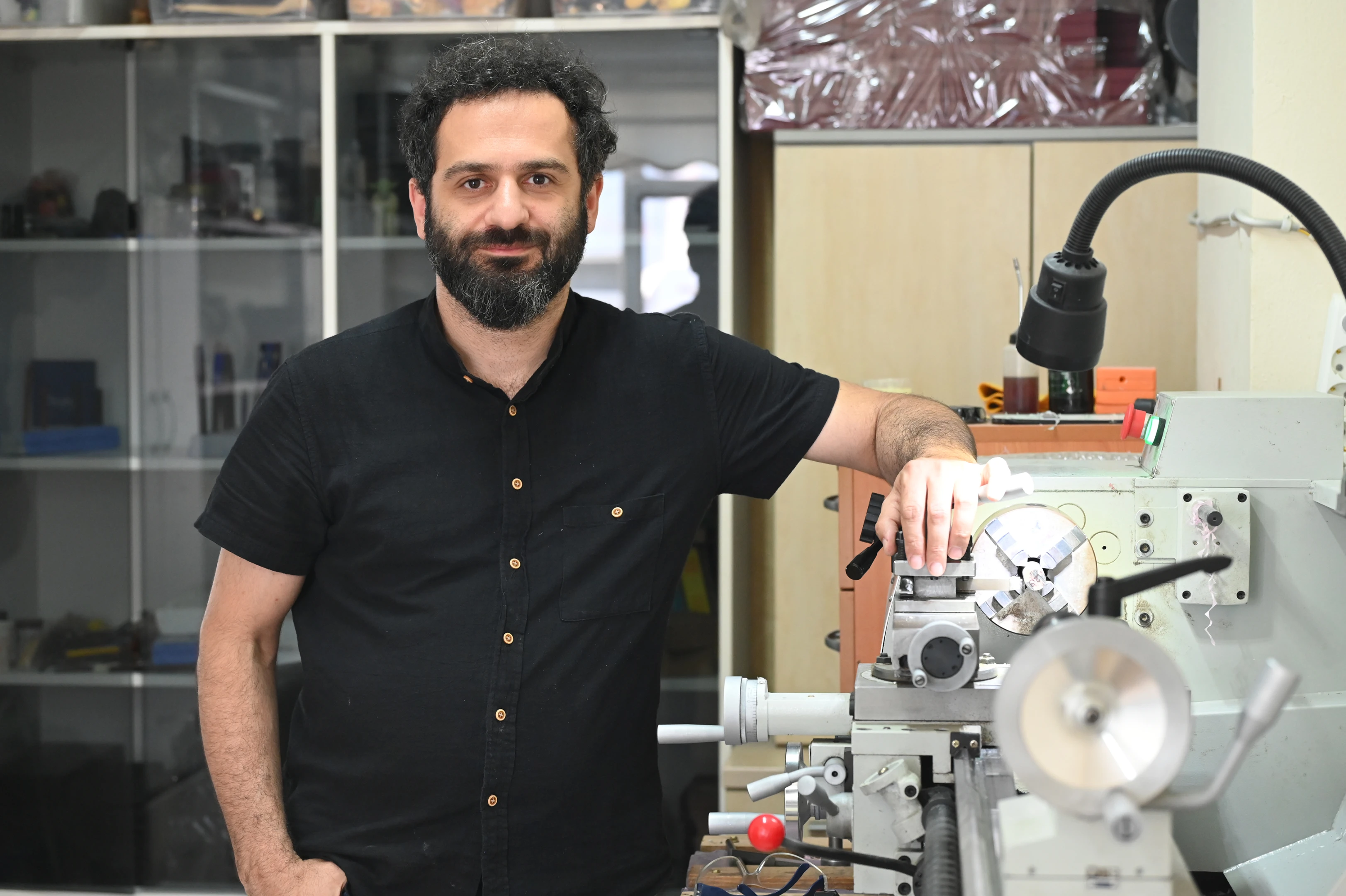 Geleneksel sanatları dolma kaleme işleyerek dünyaya ulaştırıyor
