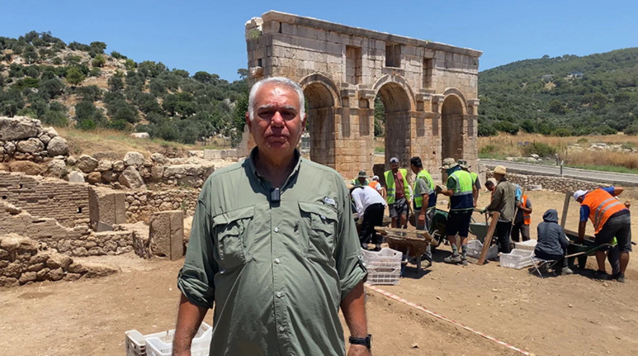 Patara'nın simgesi kent kapısı çevresindeki stoa ve dükkanlar gün yüzüne çıkarılıyor