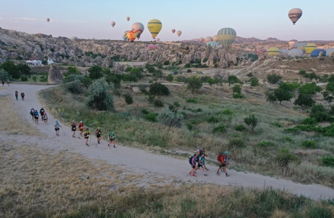 Kapadokya Çöl Maratonu başladı! 25 ülkeden 350 sporcu