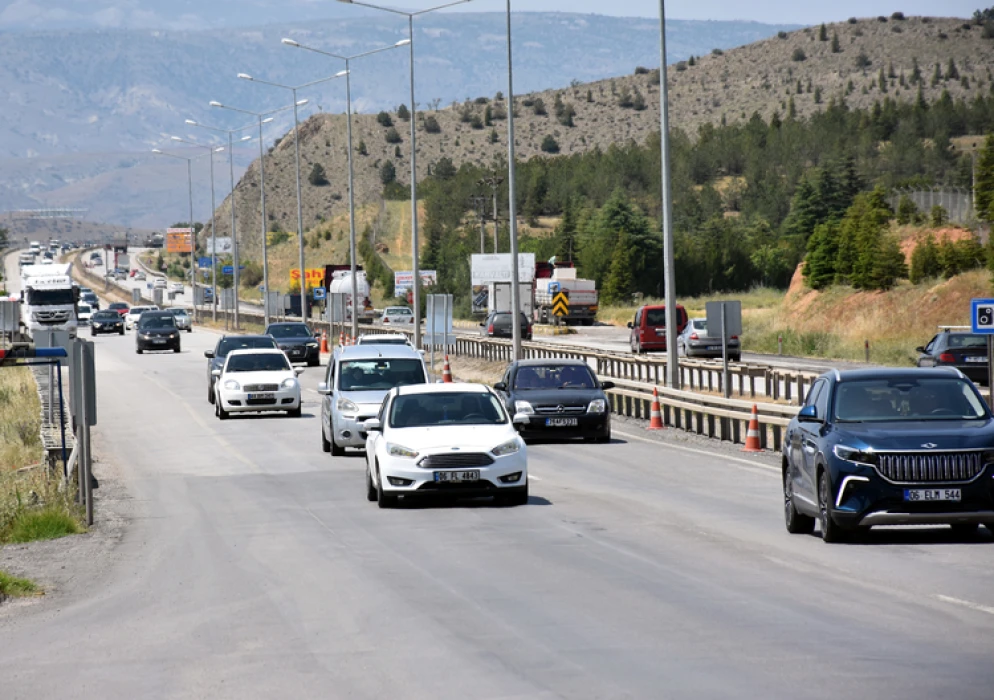 Bayram tatili yolculuğu başladı: Otoyol ve kara yollarında yoğunluk