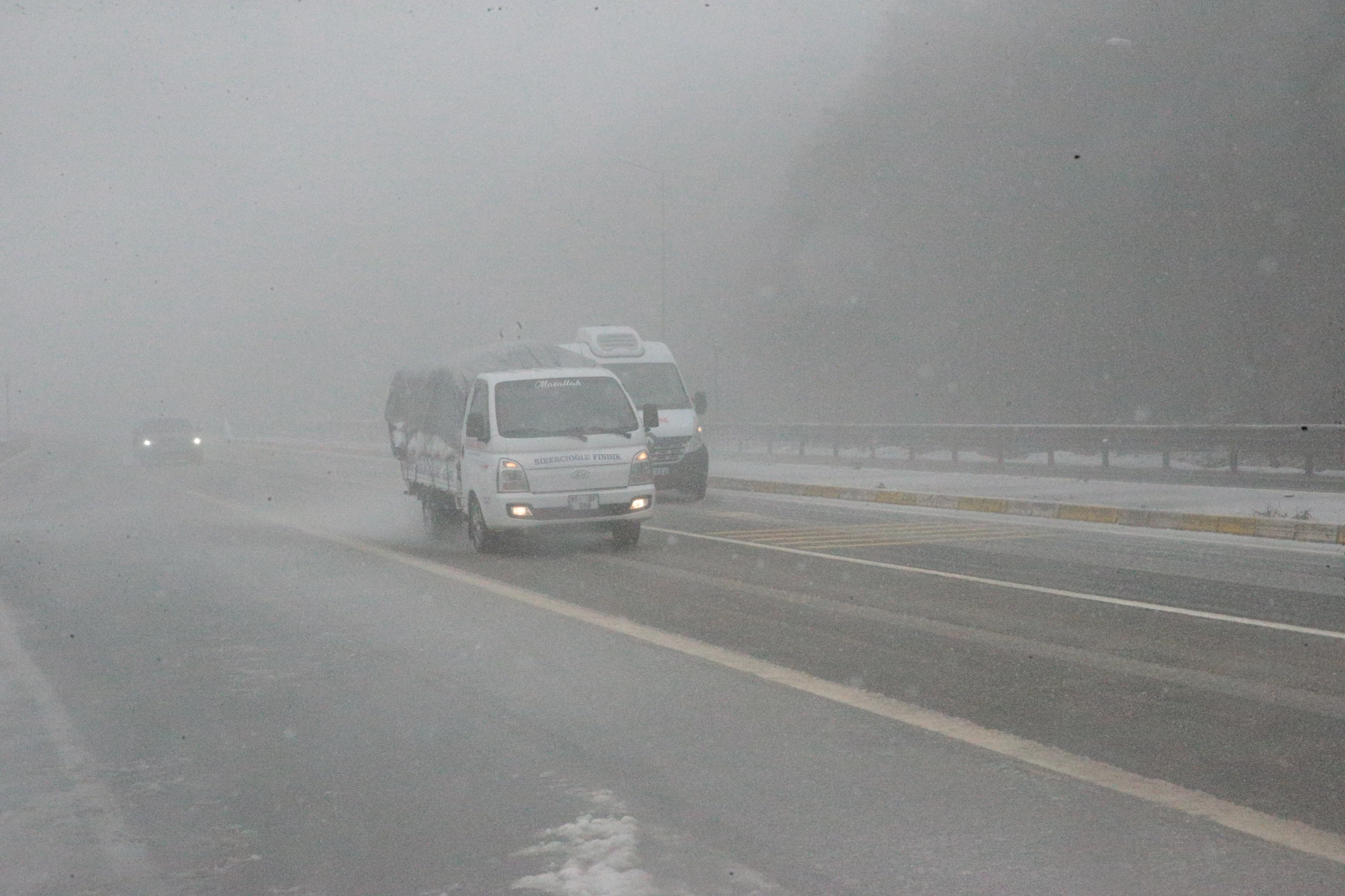 Yola çıkacaklar dikkat! D-100 kara yolunun Bolu Dağı geçişinde kar başladı