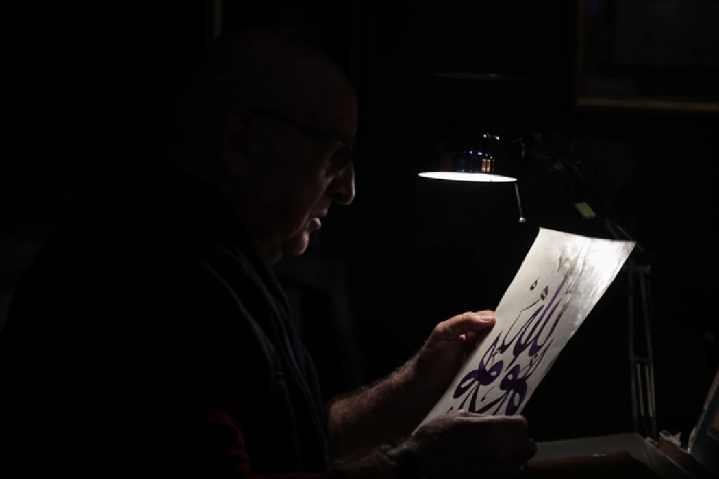 Emekli öğretmen hayranlık duyduğu hat sanatını öğrenip atölye kurdu