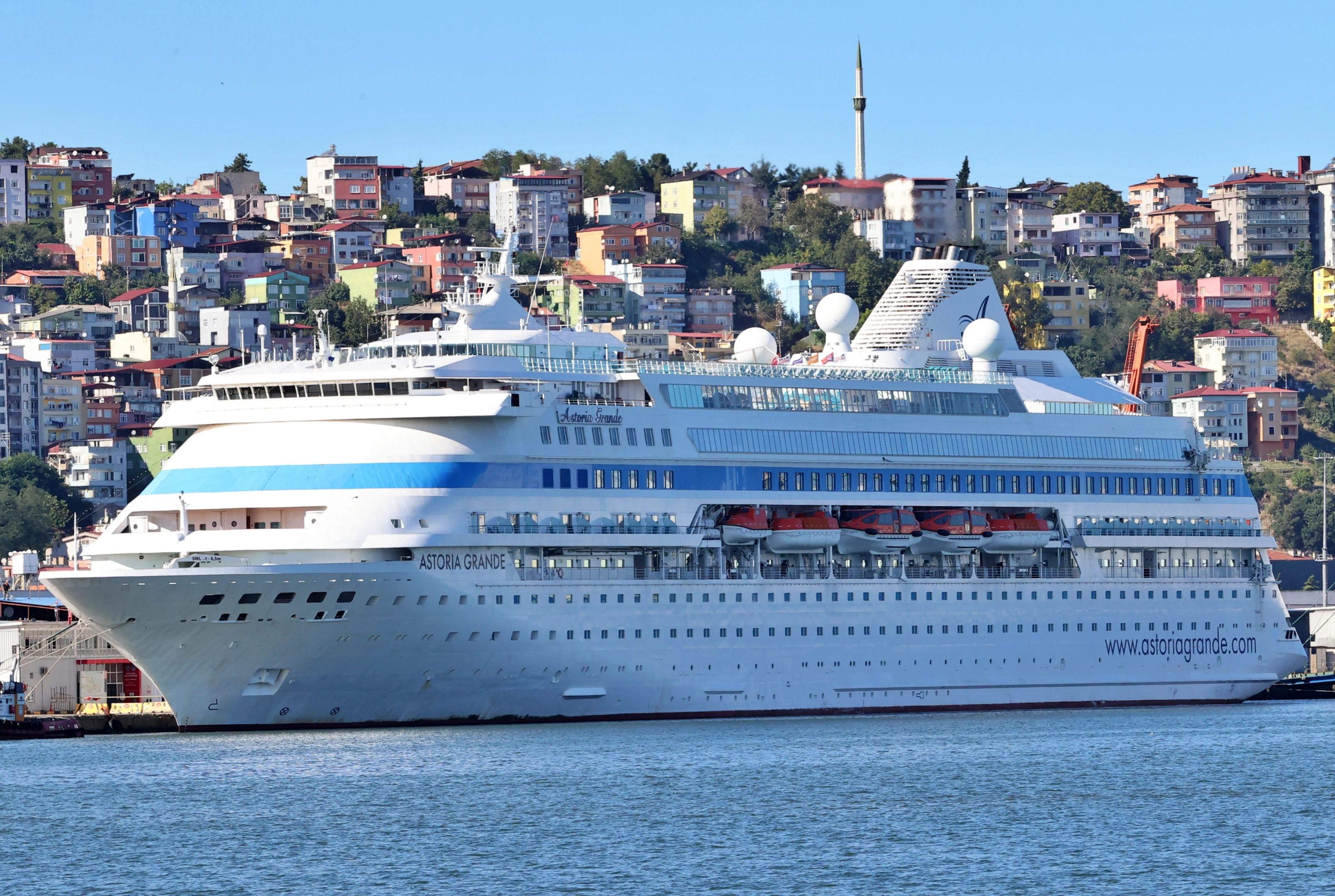 Astoria Grande 940 turistle Samsun Limanı'na demirledi