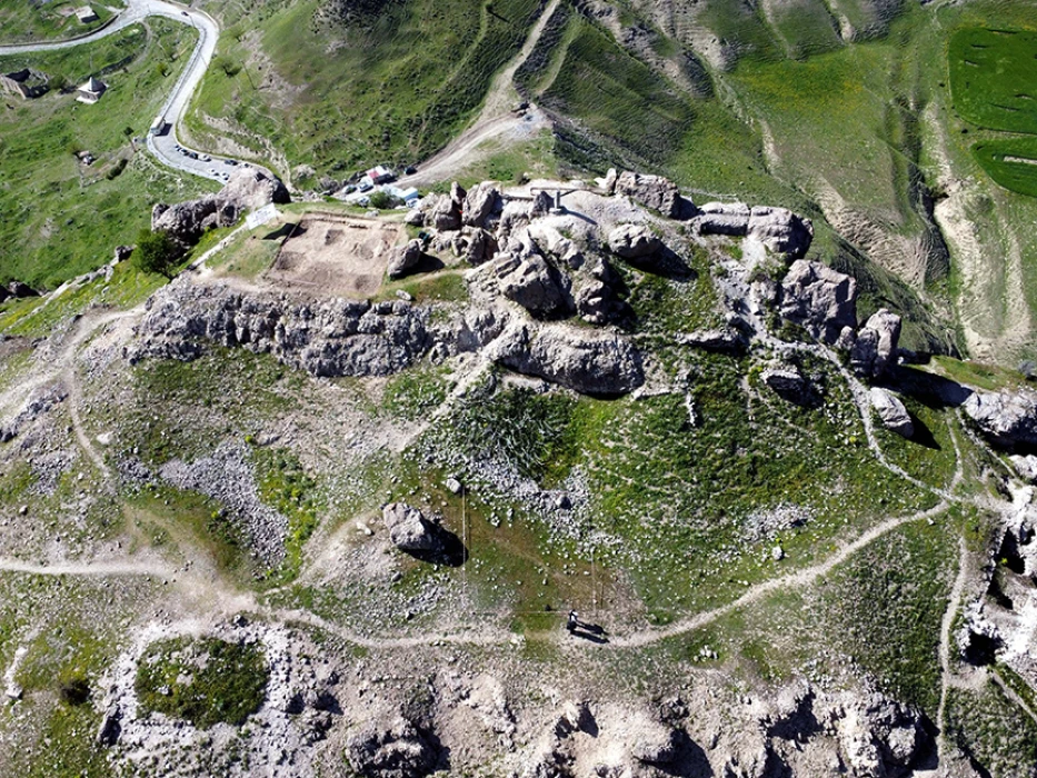 Tarihi Palu Kalesi'nde kazı çalışması! İlk kazma vuruldu