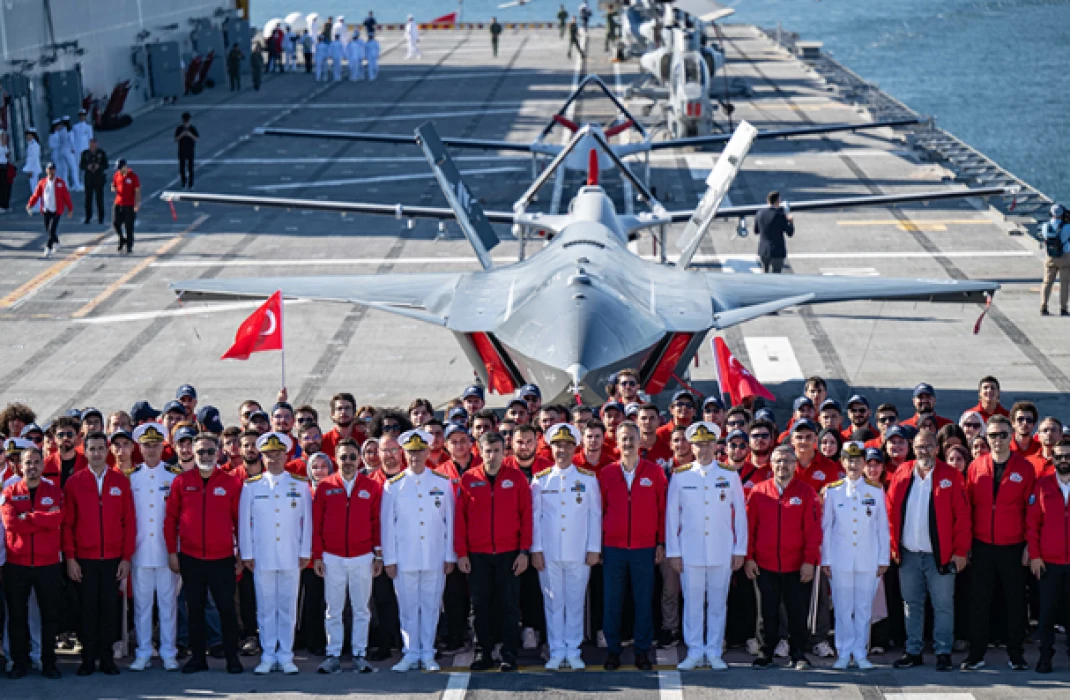 Mavi Vatan'da Türk donanmasından gövde gösterisi! Cumhurbaşkanı Erdoğan, gemileri selamladı