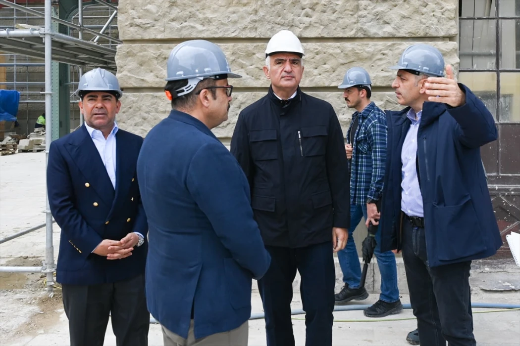 Bakan Ersoy Haydarpaşa Garı'ndaki restorasyon çalışmalarını inceledi