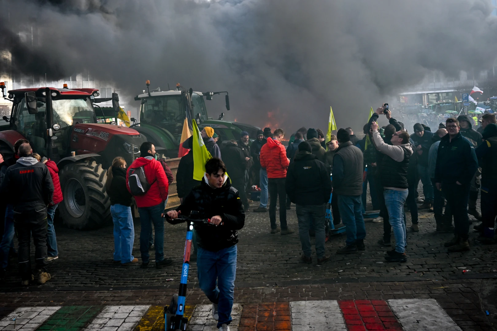 AB Liderler Zirvesi'ne kadar gittiler! Çiftçiler lastikleri ateşe verdi