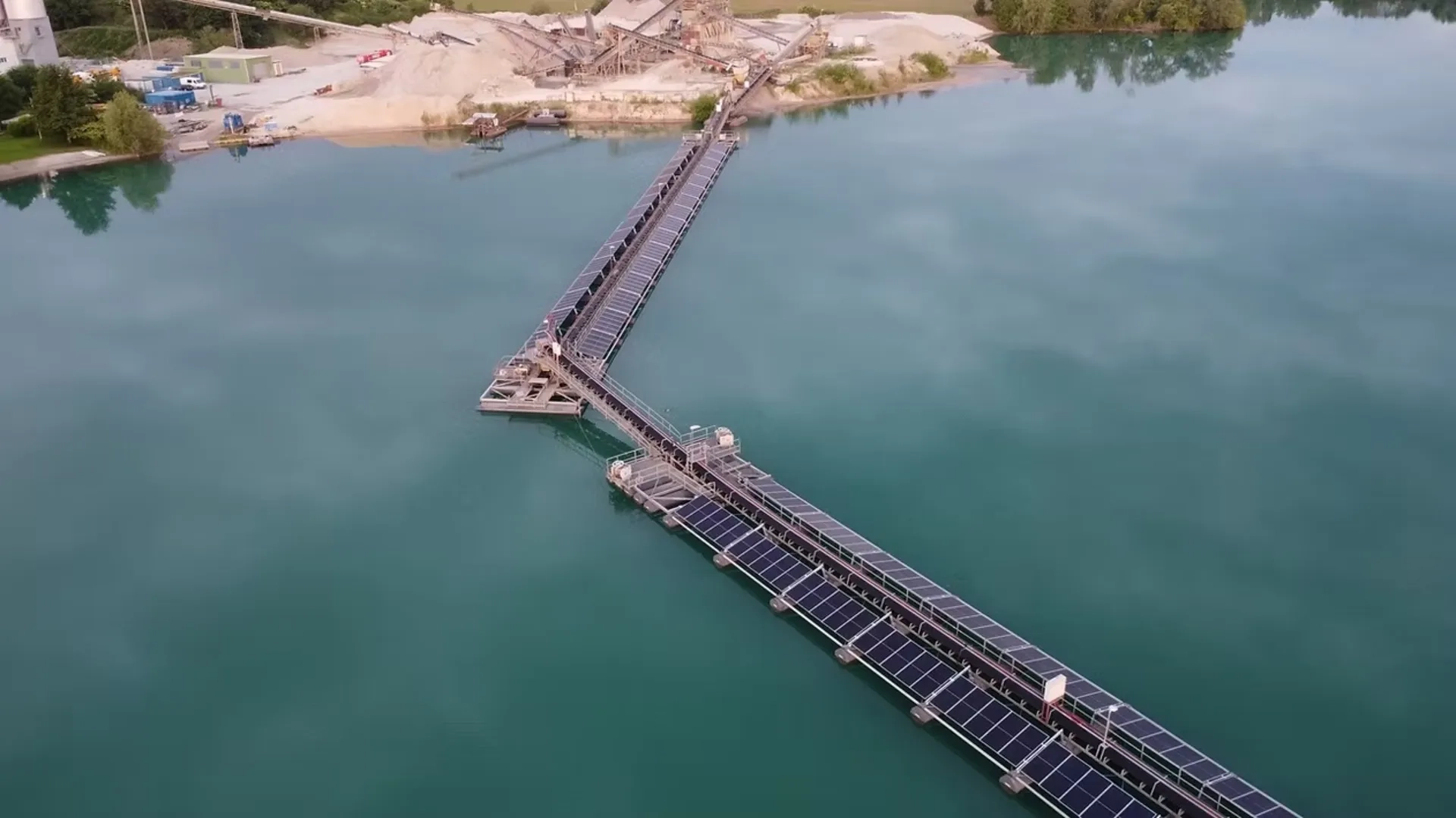 Dünyanın ilk dikey yüzen güneş enerjisi santrali Almanya'da devreye alındı