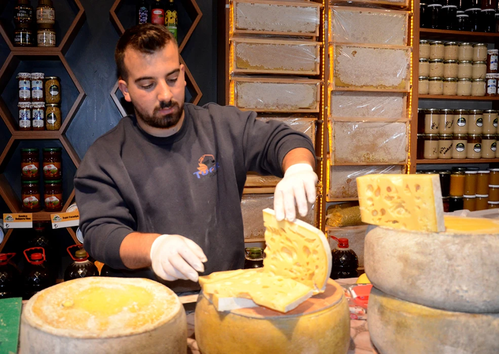 Kars'ın tescilli gravyer peyniri tezgahlarda yerini aldı