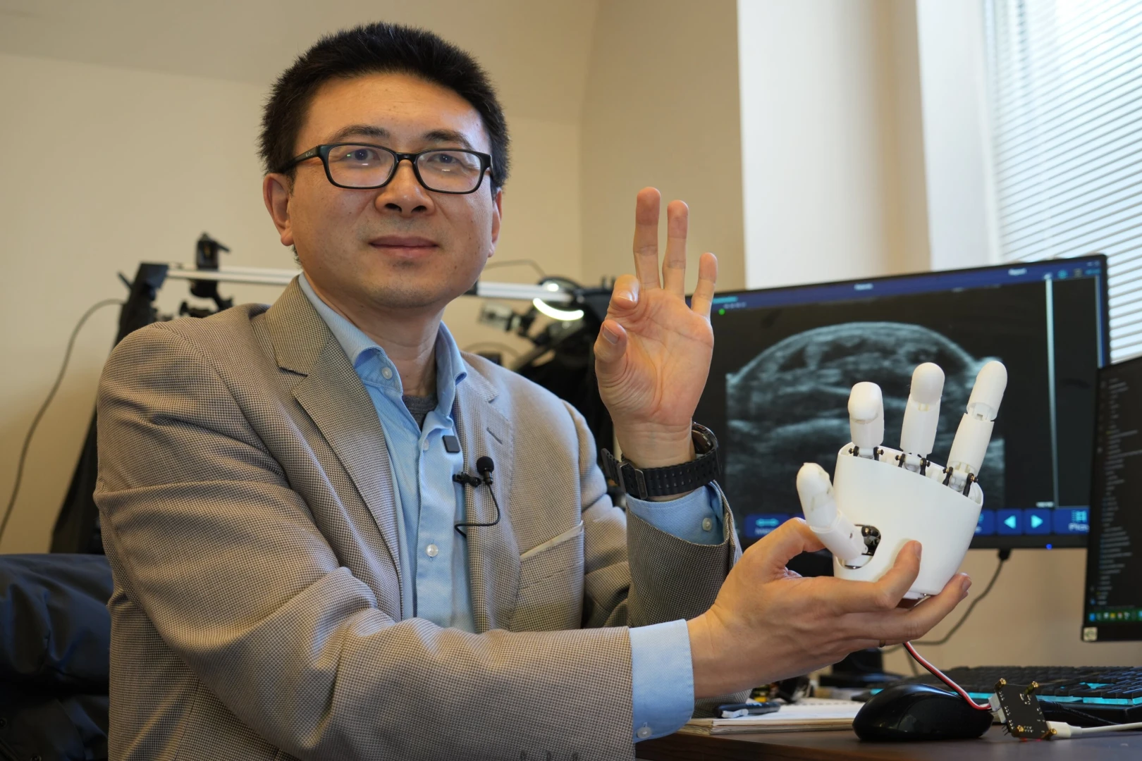 Yapay zeka destekli ultrasonik bileklik robotlara el becerisi kazandırıyor
