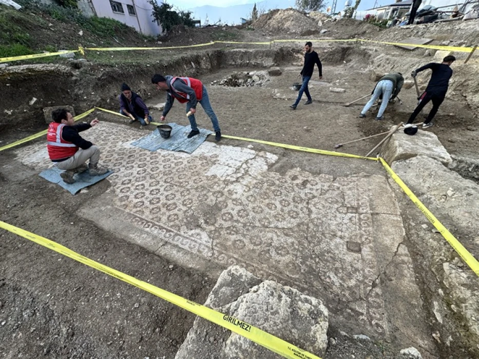 Hatay'da temel kazısında Geç Antik Çağ'a ait mozaik bulundu