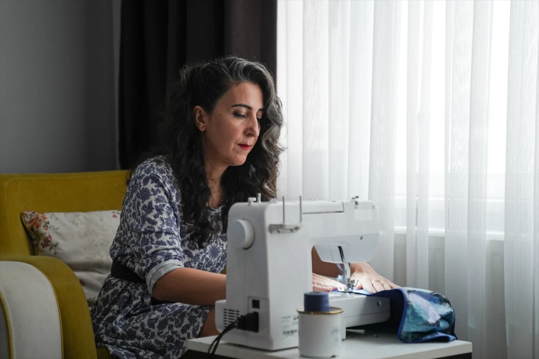 Çöpe atılan plastik atıklar portre ve kostüme dönüşüyor