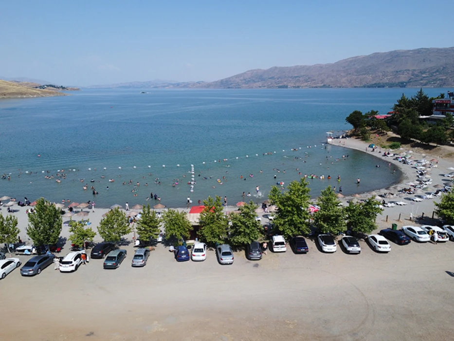 Hazar Gölü sahili kavurucu sıcaktan bunalanların adresi oluyor