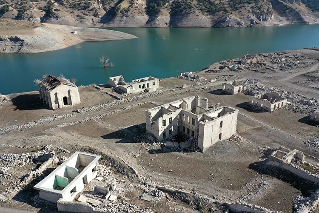 Kars'ta baraj sularının çekilmesiyle köy gün yüzüne çıktı
