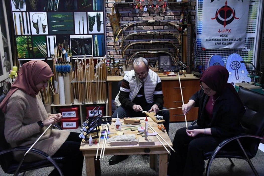 Türk tarihi merakıyla başladığı geleneksel ok yapımını gençlere öğretiyor