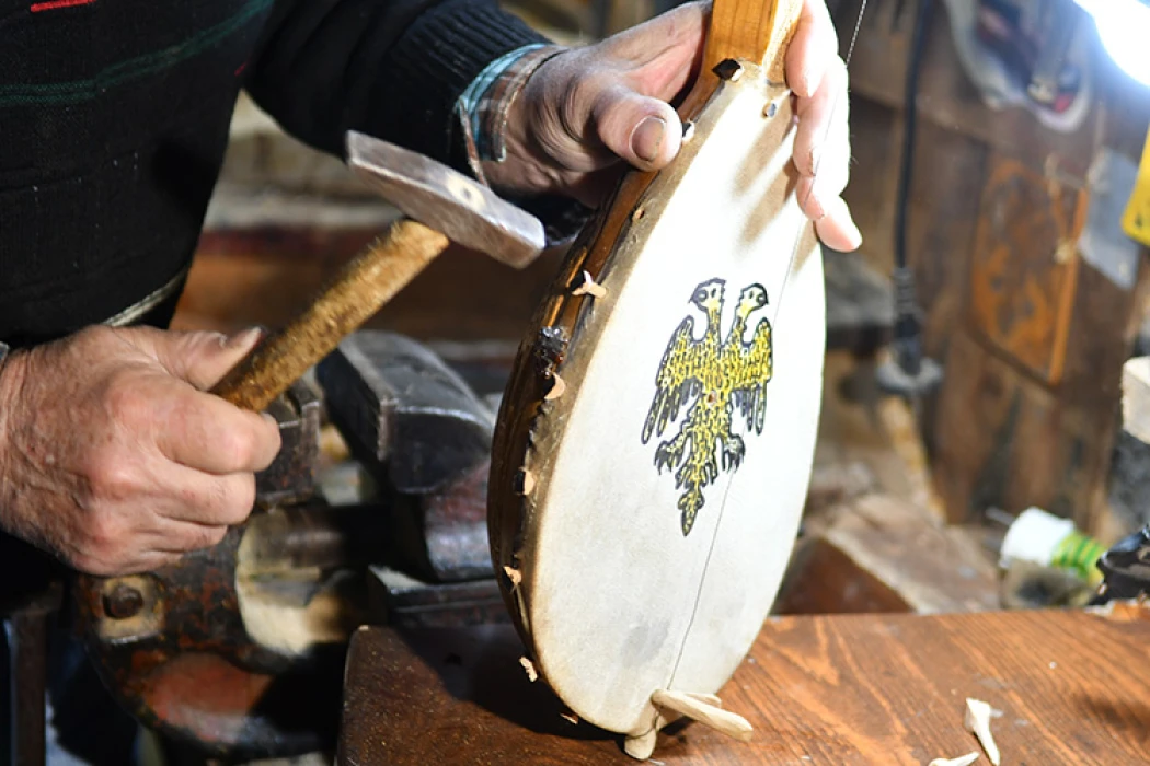 Arnavutların geleneksel müzik aleti lahuta, ustası Alia'nın ellerinde zamana direniyor