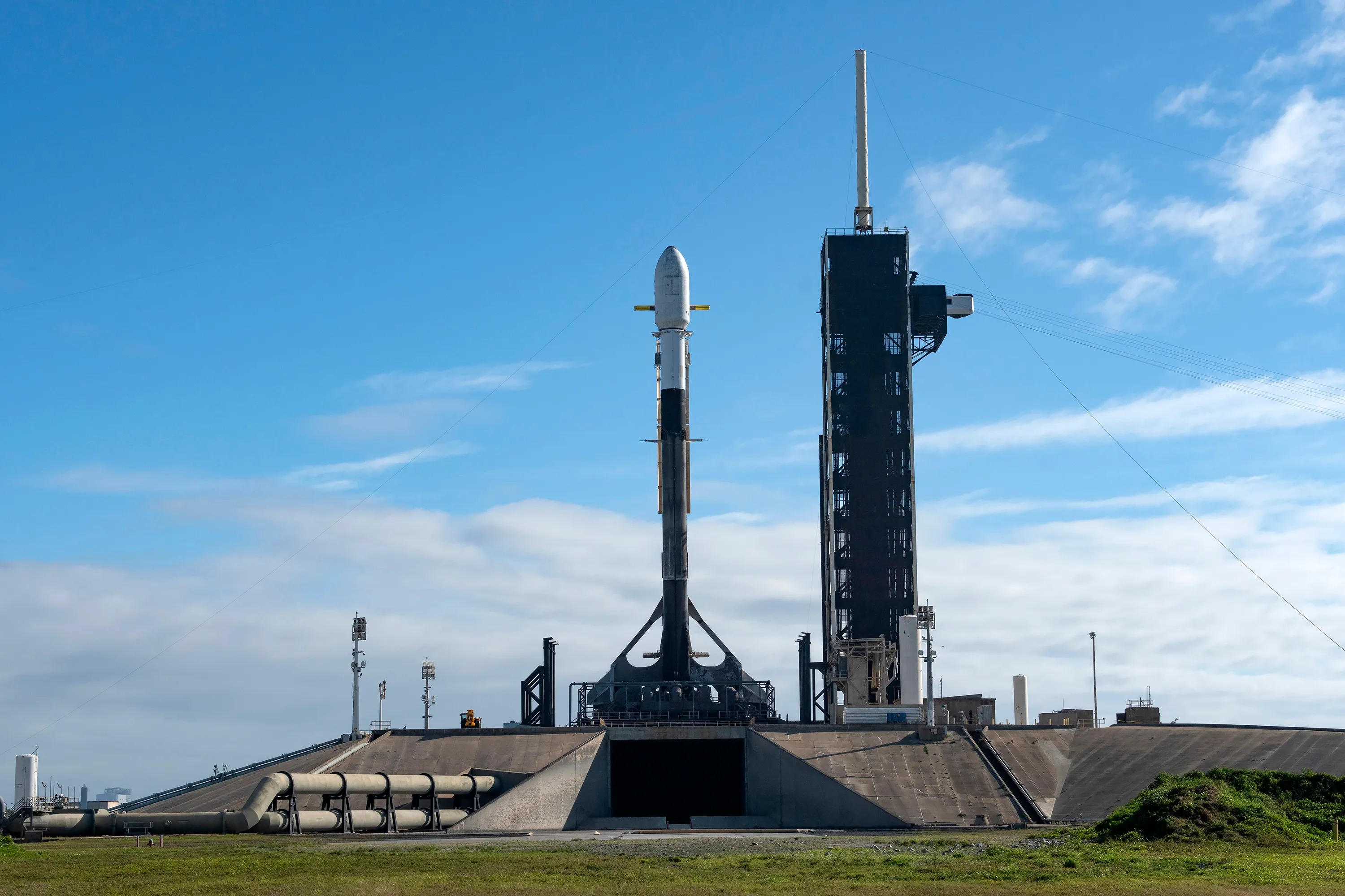 NASA, Ay'da su arayacak uydusunu SpaceX ile fırlattı