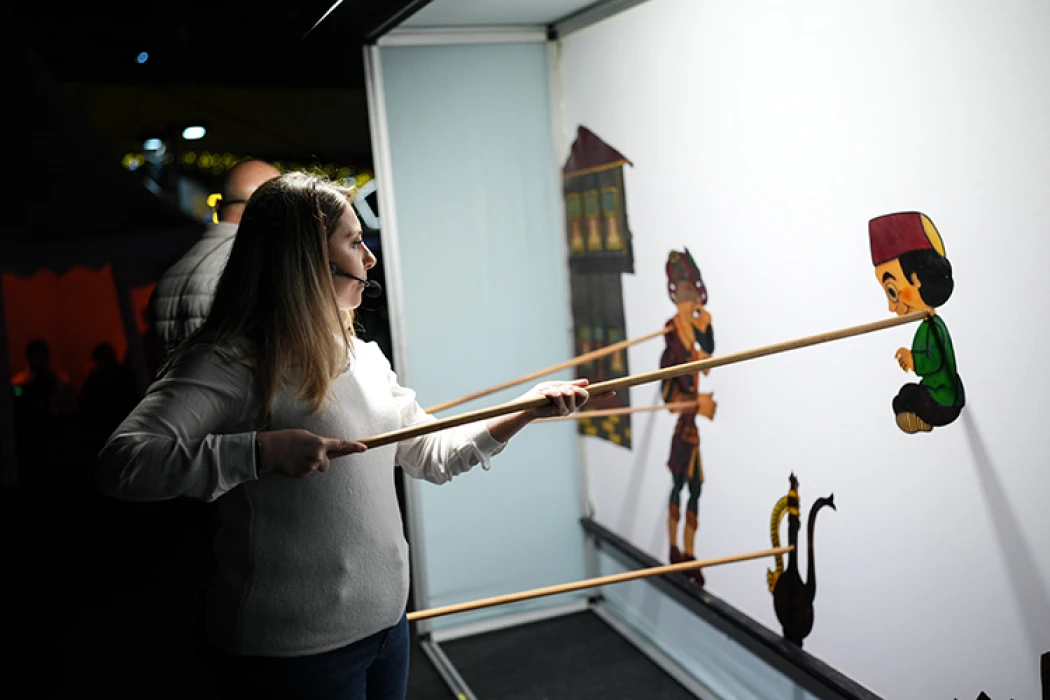 Türk gölge oyununun kadın ustası, Hacivat ile Karagöz'ü dünyaya tanıtıyor