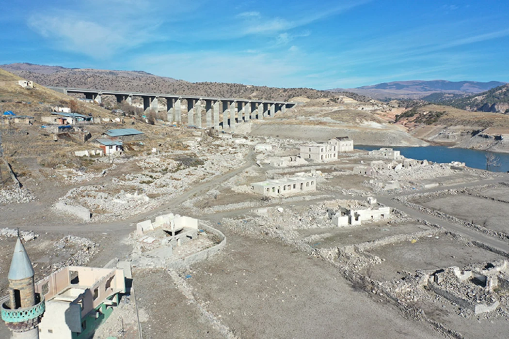 Kars'ta baraj sularının çekilmesiyle köy gün yüzüne çıktı