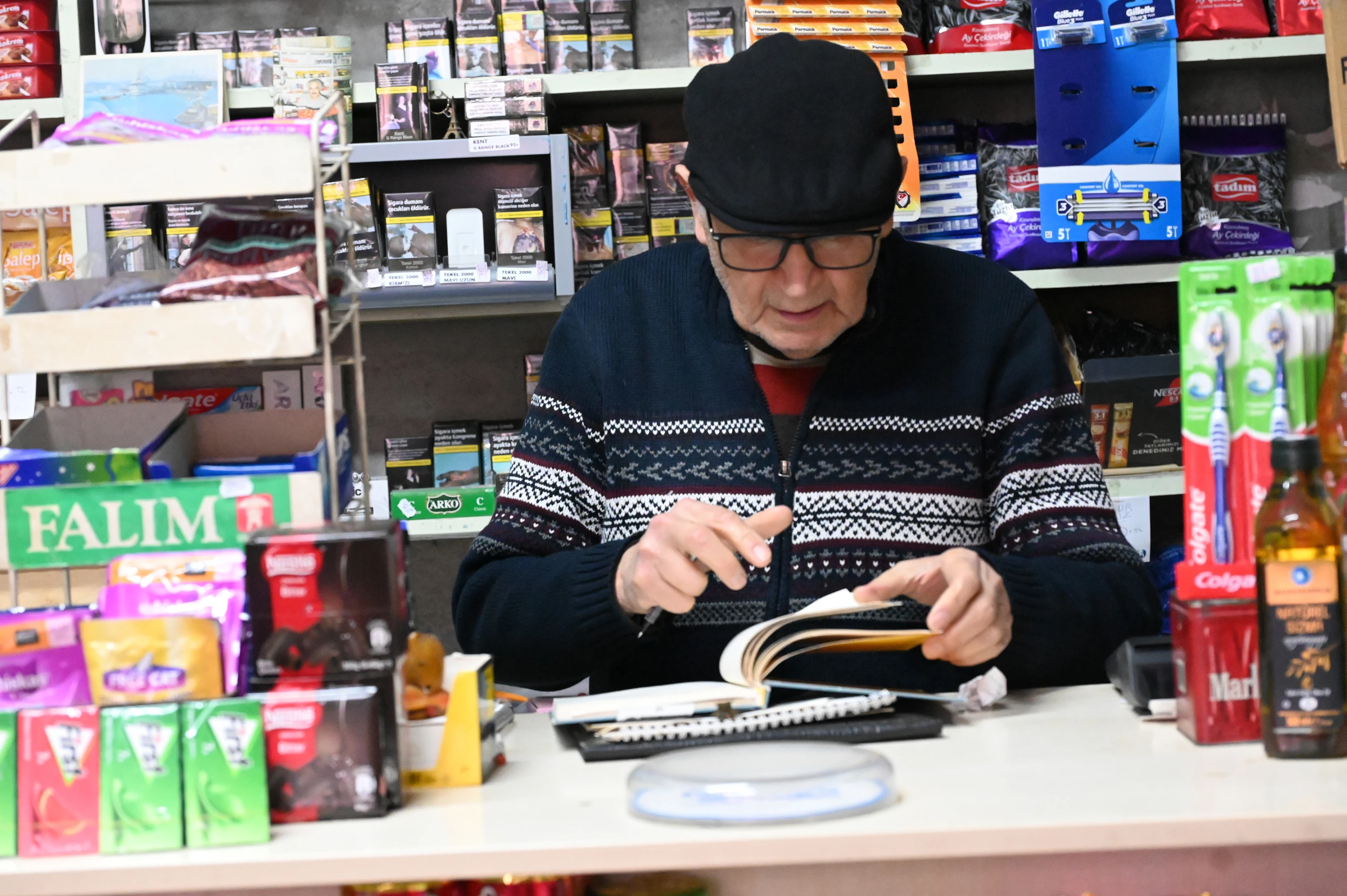 Sadece bakkal değil! Mahallenin 58 yıllık emanet sandığı