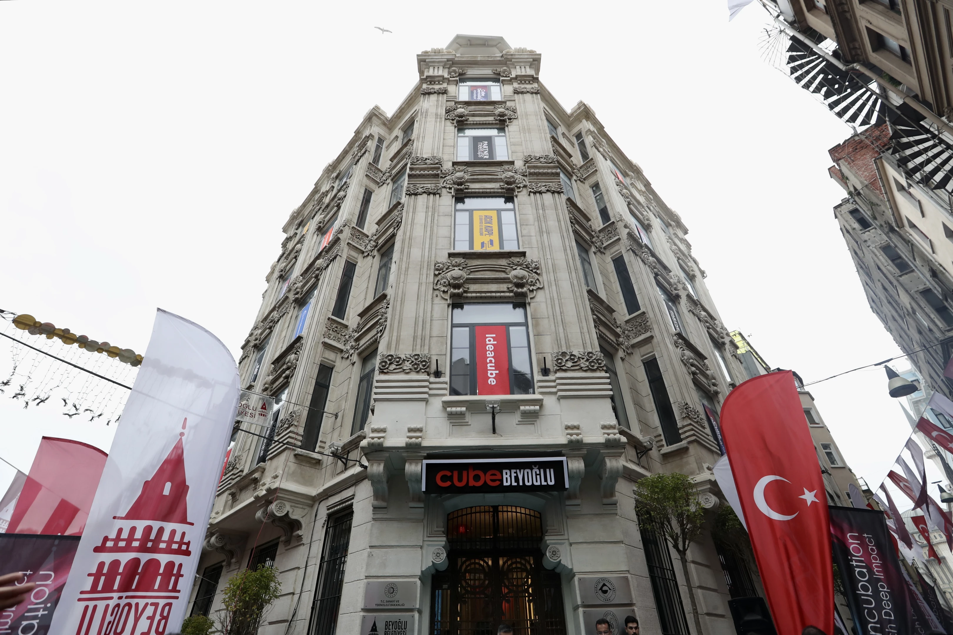 Beyoğlu'nda açılan kuluçka merkezi girişimcileri bekliyor