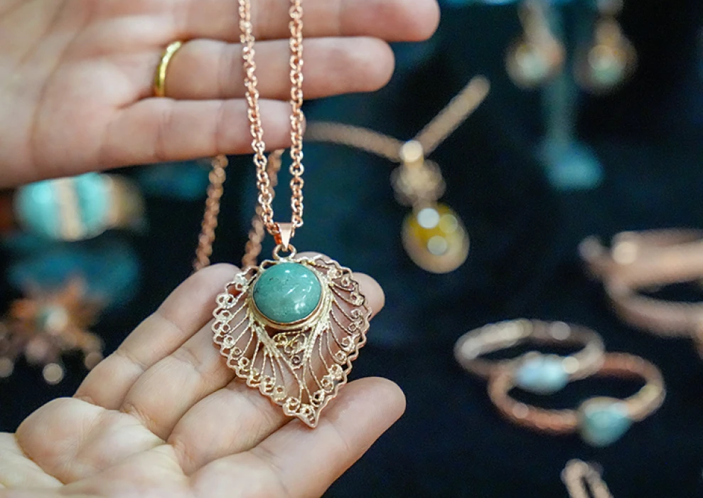 Eski kablolar takıya dönüştü: Diyarbakır’da sıfır atıkla bakırdan sanat eseri üretildi
