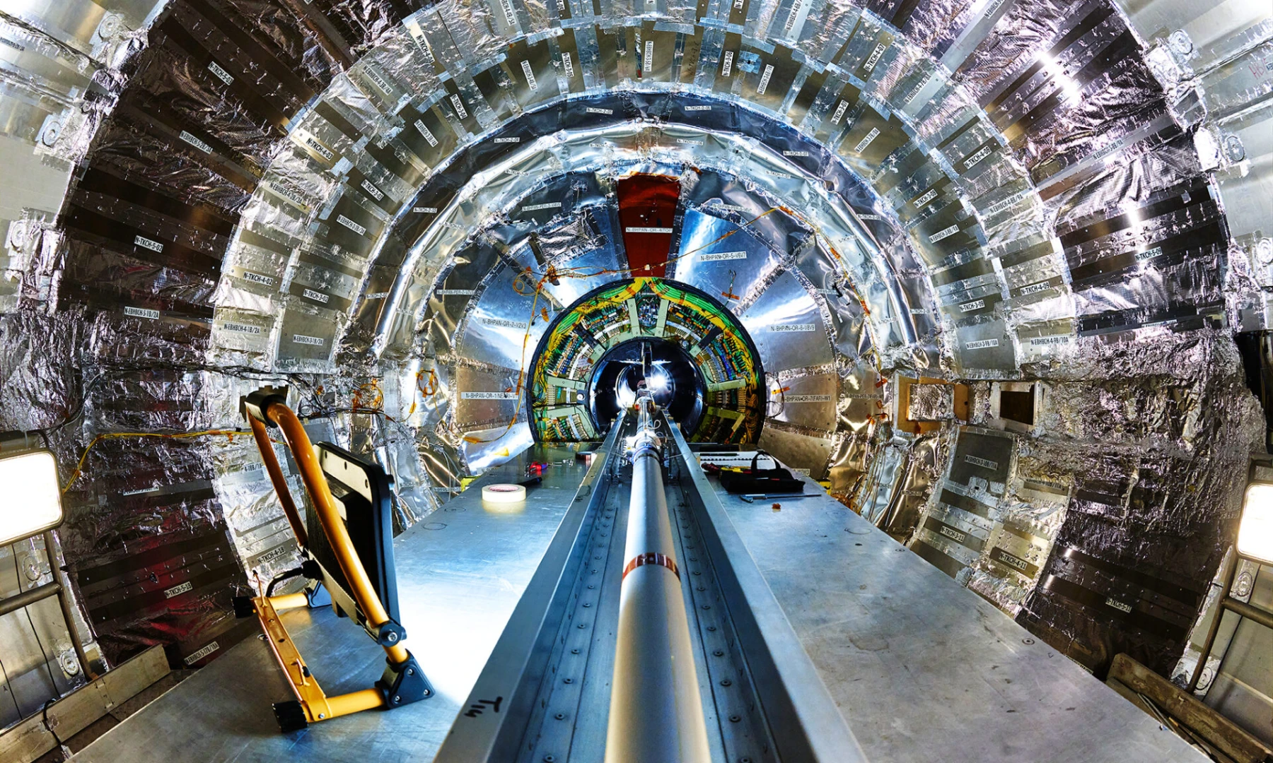 CERN'de tarihi keşif: Evrenin doğuşuna ışık tutan yeni 'Akış' modeli