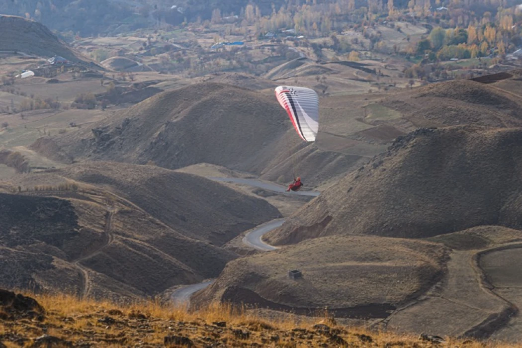 Hakkari semaları yamaç paraşütüyle renkleniyor