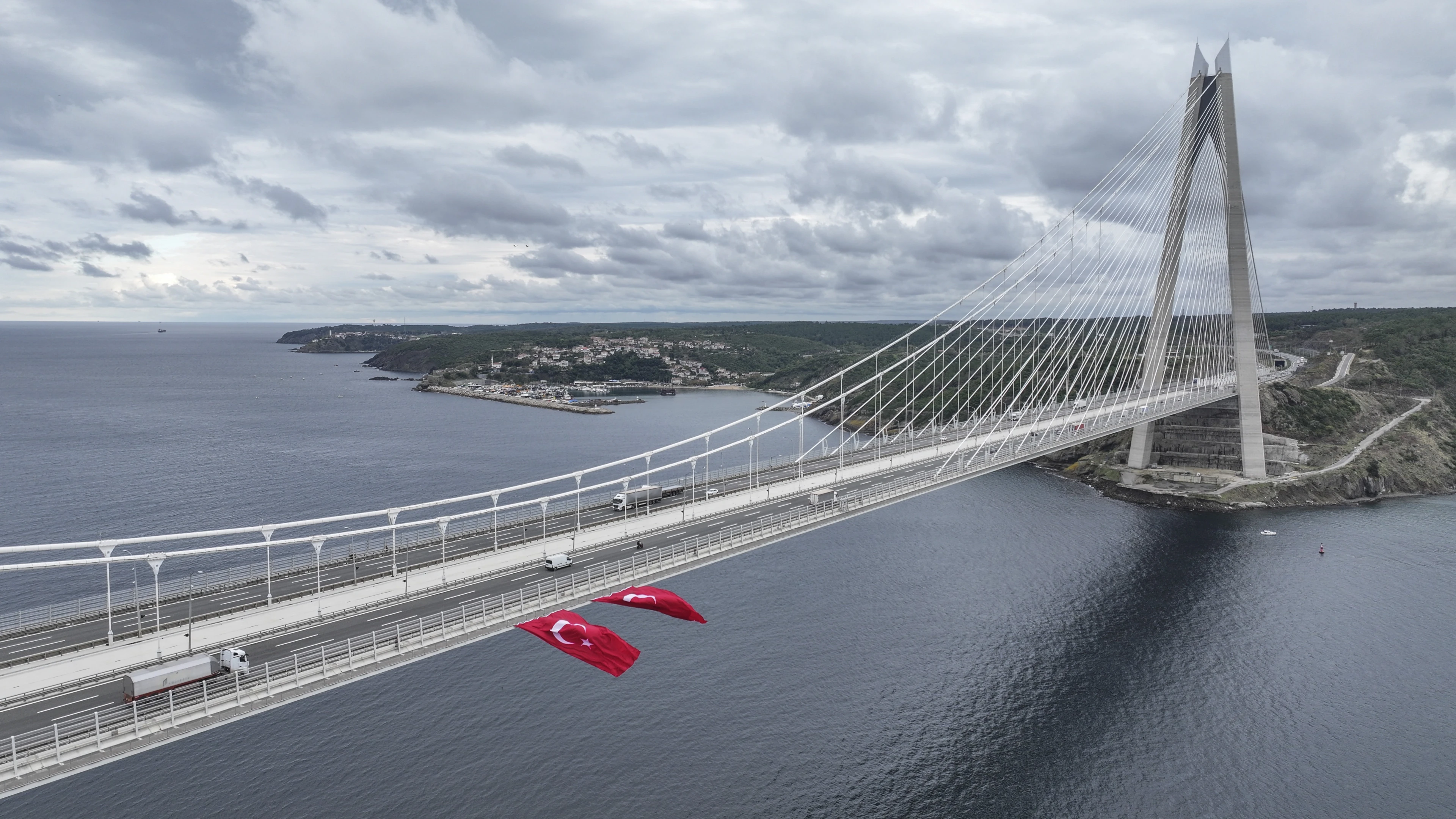 İstanbul Boğazı'ndaki köprüler Cumhuriyet bayramına hazırlandı