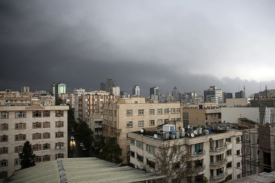 Petrol tesisleri hedef alındı: Tahran’da kül yağdı, benzin kuyrukları oluştu