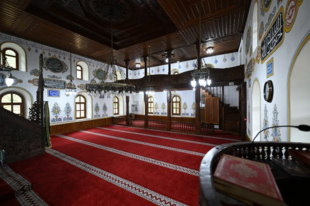 Trabzon'un yüzlerce yıllık camileri taş ve ahşap sanatının zengin örneklerini sergiliyor