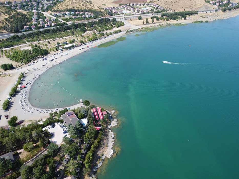 Hazar Gölü sahili kavurucu sıcaktan bunalanların adresi oluyor