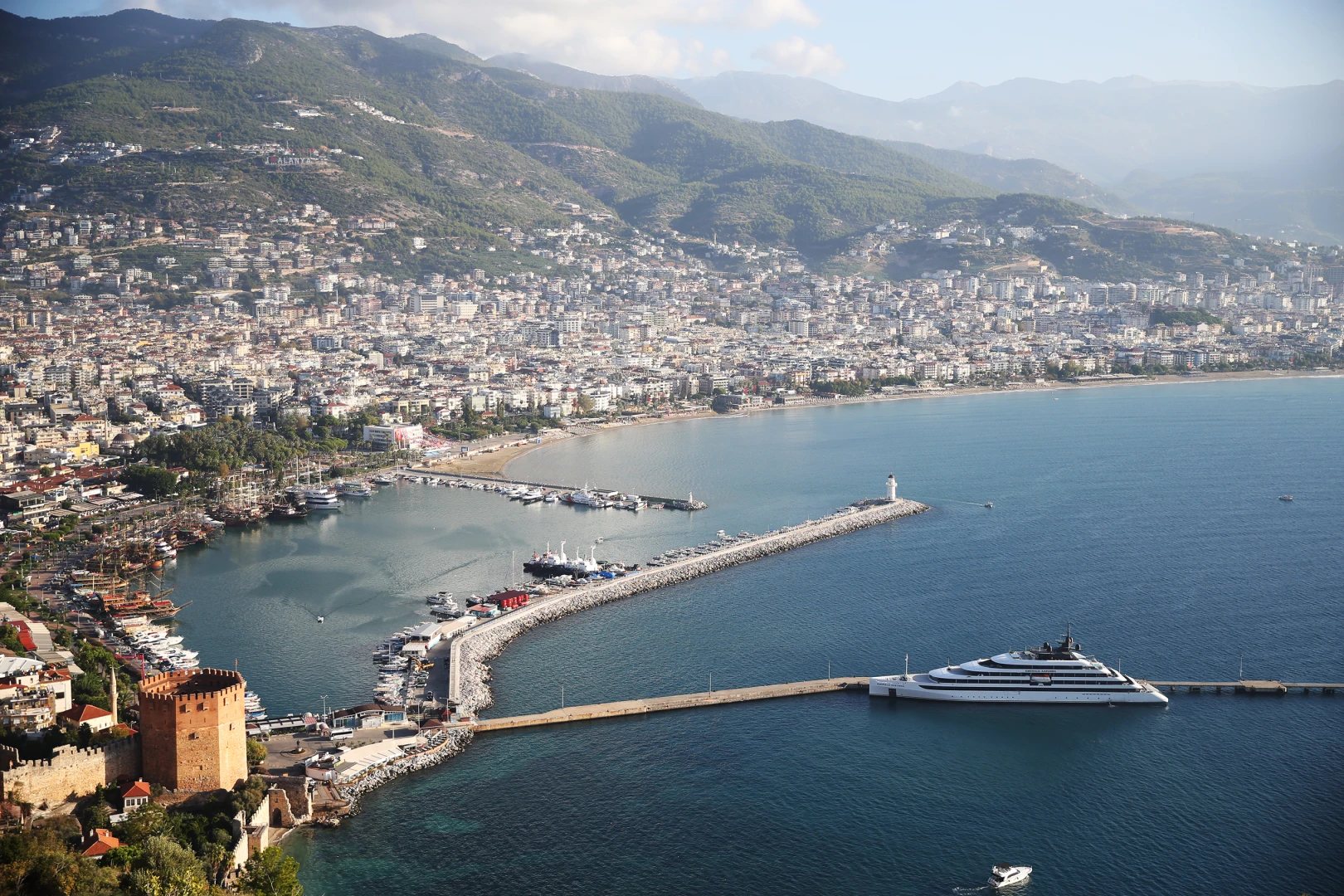 Alanya’ya lüks kruvaziyer Emerald Azzurra ile 91 turist geldi