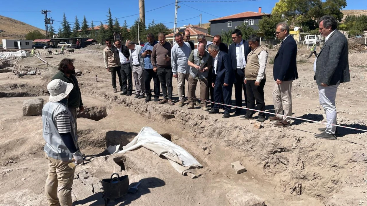 Kayseri’de 1700 yıllık izler gün yüzüne çıktı! Mozaikli yapıda çocuk ve yetişkin mezarı bulundu