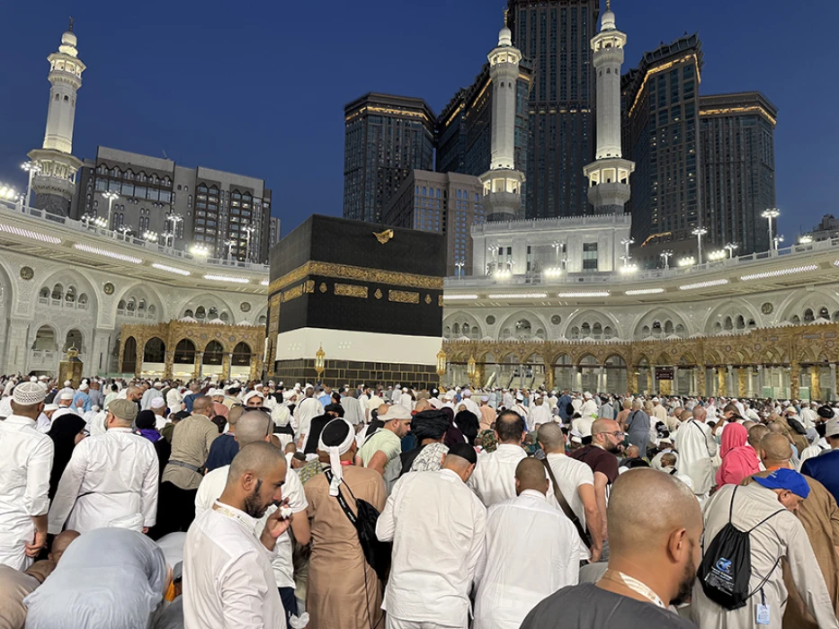 Yüz binlerce Müslüman, Kabe'den veda tavafı yaparak ayrılıyor