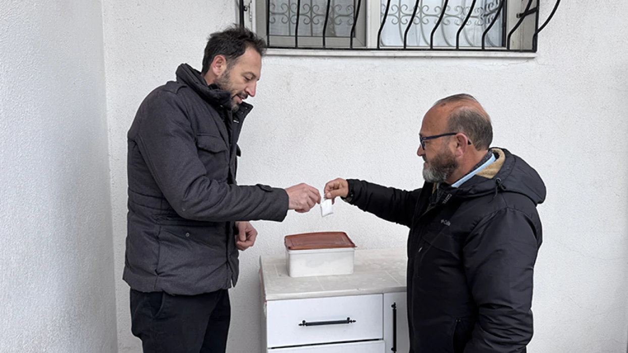 Ateşbaz-ı Veli Türbesi'nin türbedarları asırlardır tuz ikramını sürdürüyor