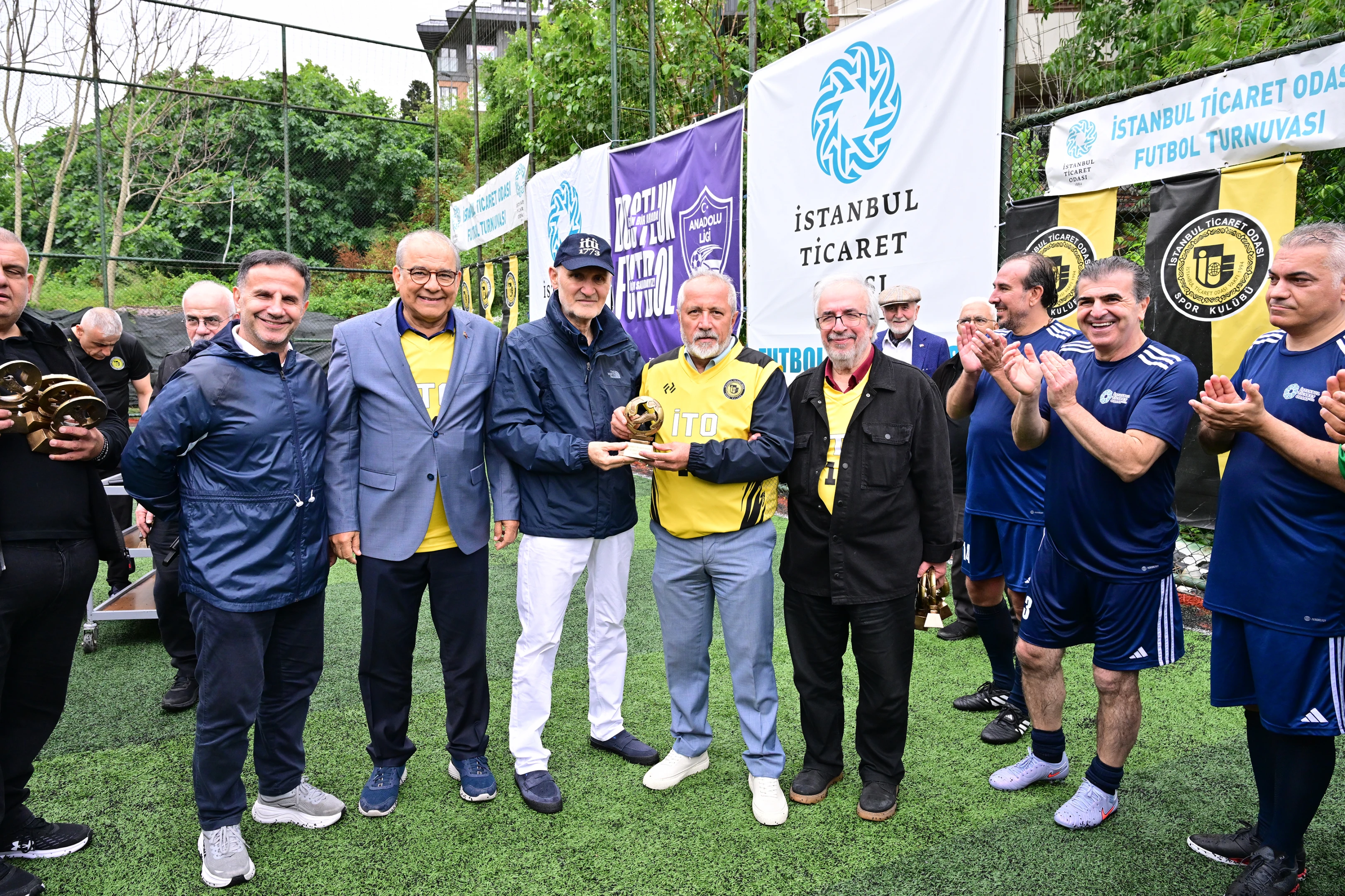 Turnuvada kupayı lacivert takım kaldırdı