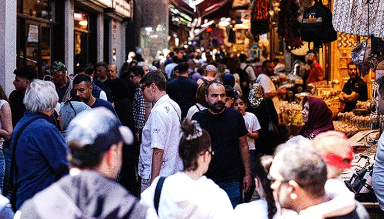 Eminönü’nde arife hareketliliği: Mısır Çarşısı doldu taştı