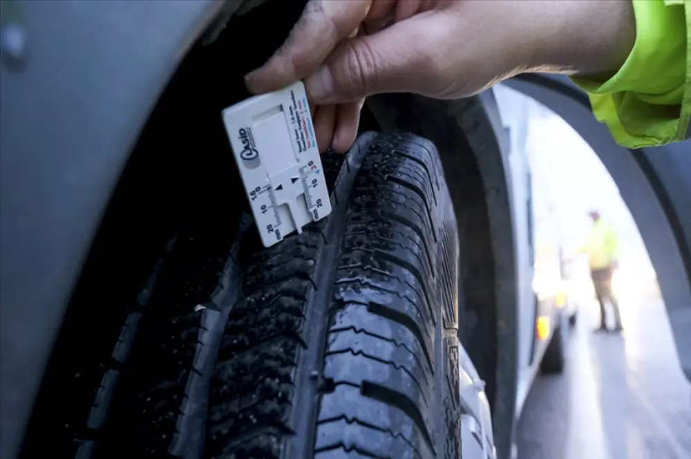 Trafik ekipleri ticari araçlarda 'zorunlu kış lastiği' denetimi yaptı