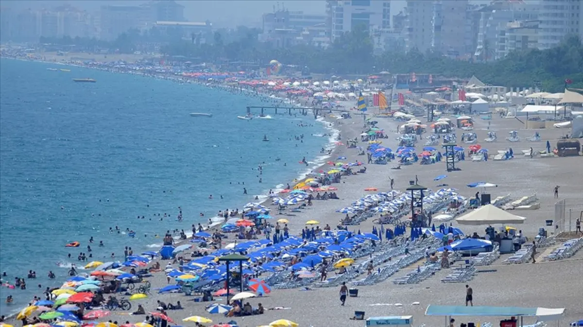 Antalya'da 2025'te 20 milyon turist beklentisi